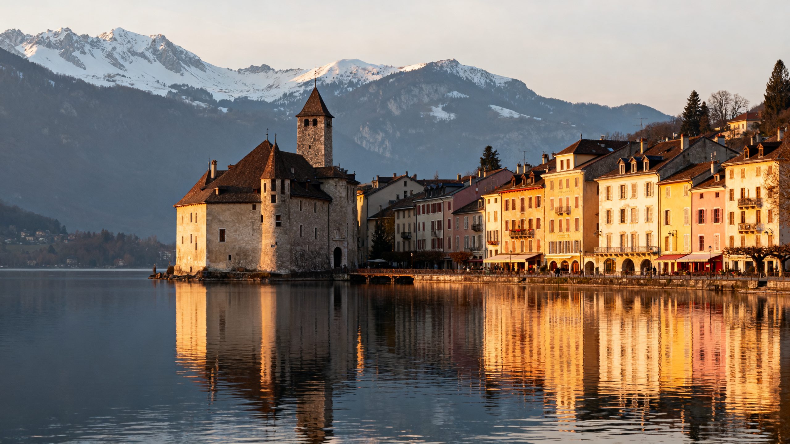 Vue panoramique du lac d Annecy au lever du jour, vieille ville et montagnes
