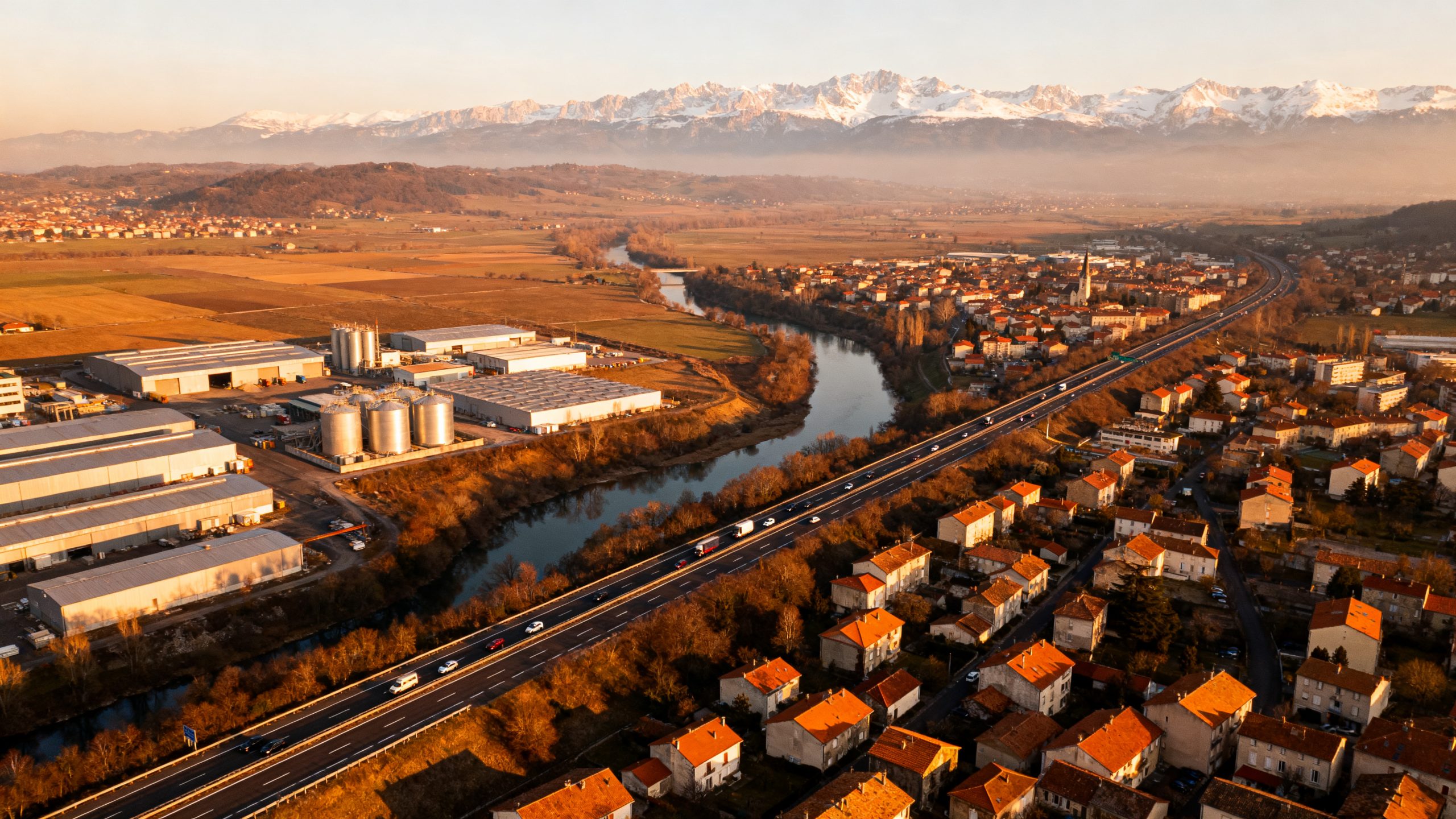 Bourgoin-Jallieu Nord-Isère vue aérienne zones industrielles A43 vallée de la Bourbre Alpes