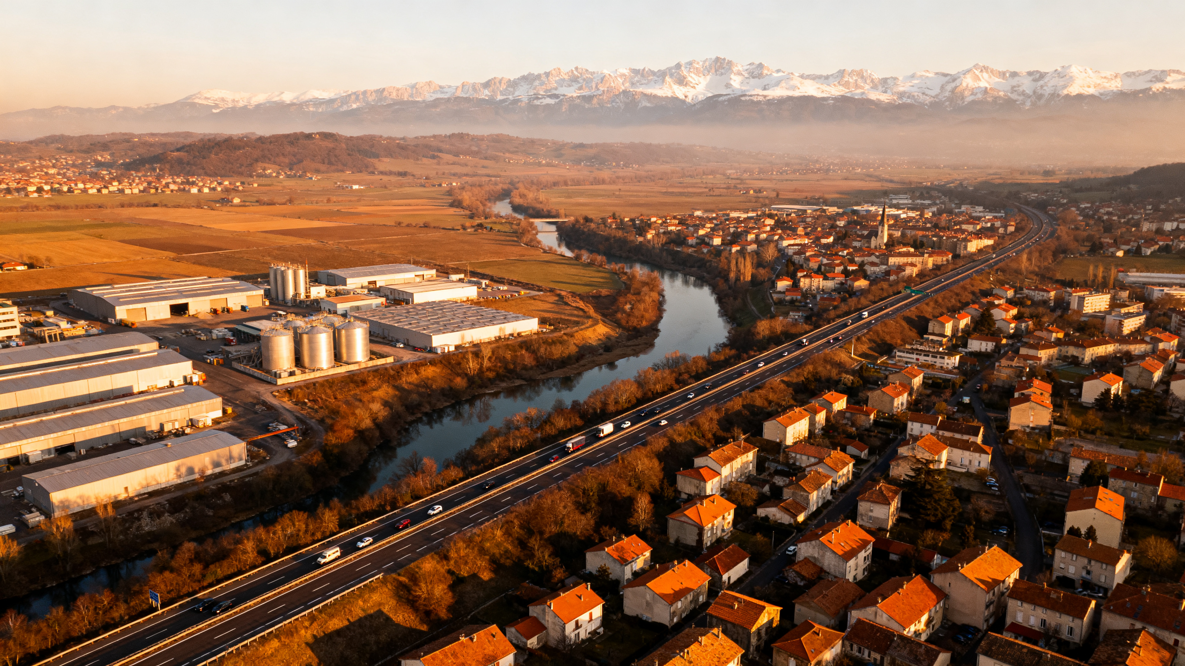 Bourgoin-Jallieu Nord-Isère vue aérienne zones industrielles A43 vallée de la Bourbre Alpes