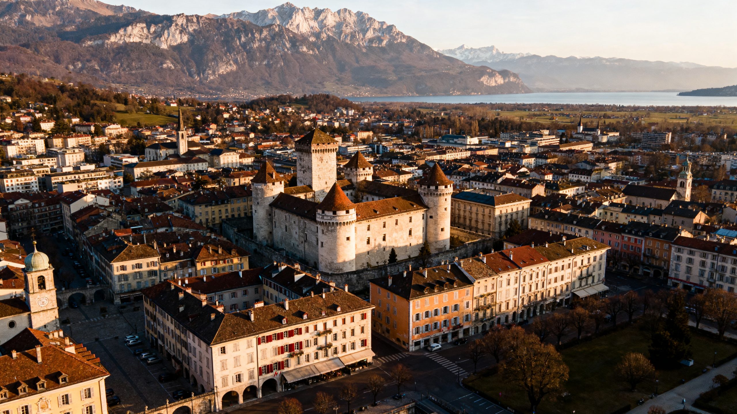 Panorama de Chambéry au lever du jour, château des Ducs de Savoie et massifs des Bauges et Chartreuse