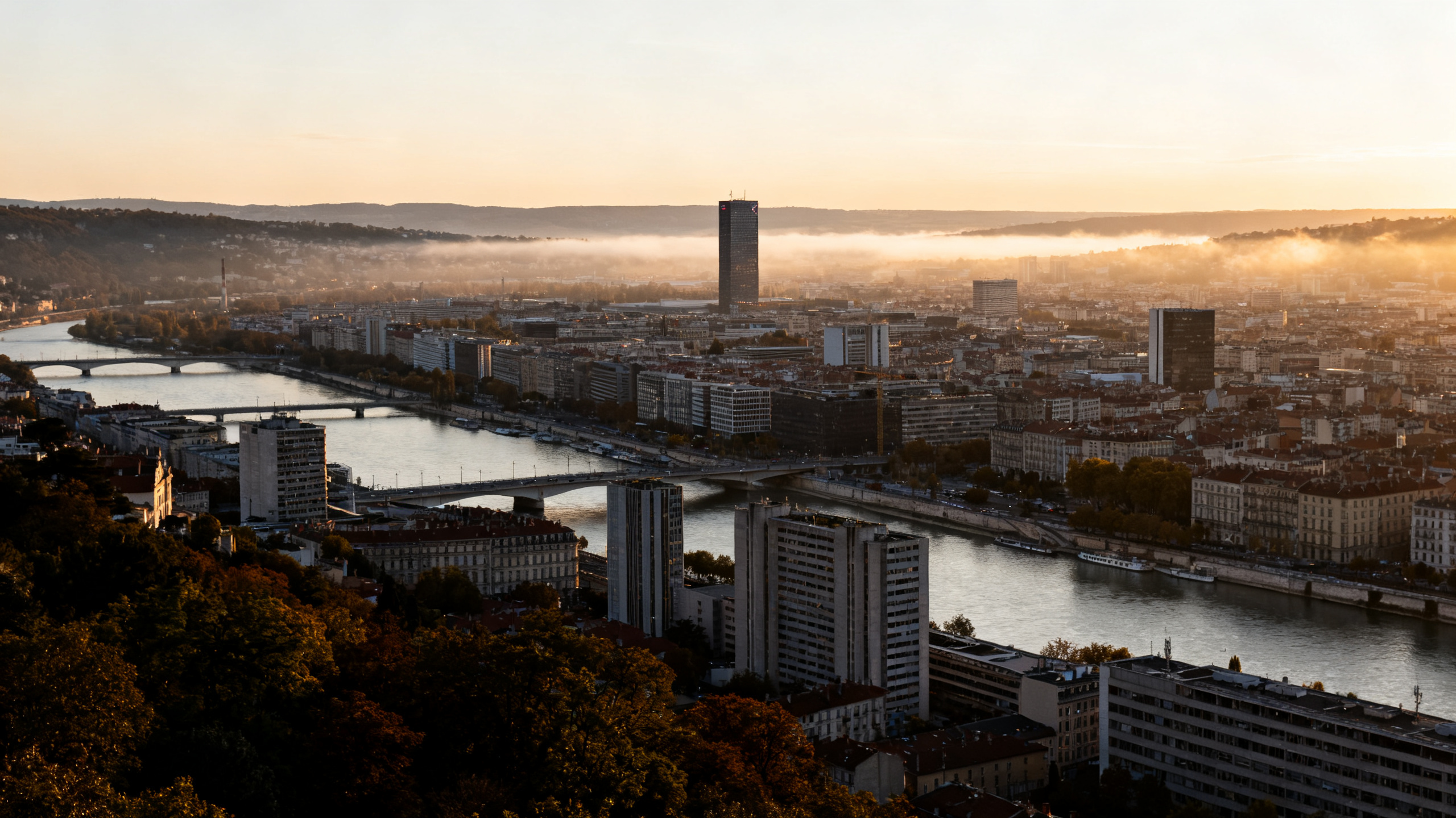 Lyon vu depuis Fourviere au lever du jour, service de sante au travail SPSTI