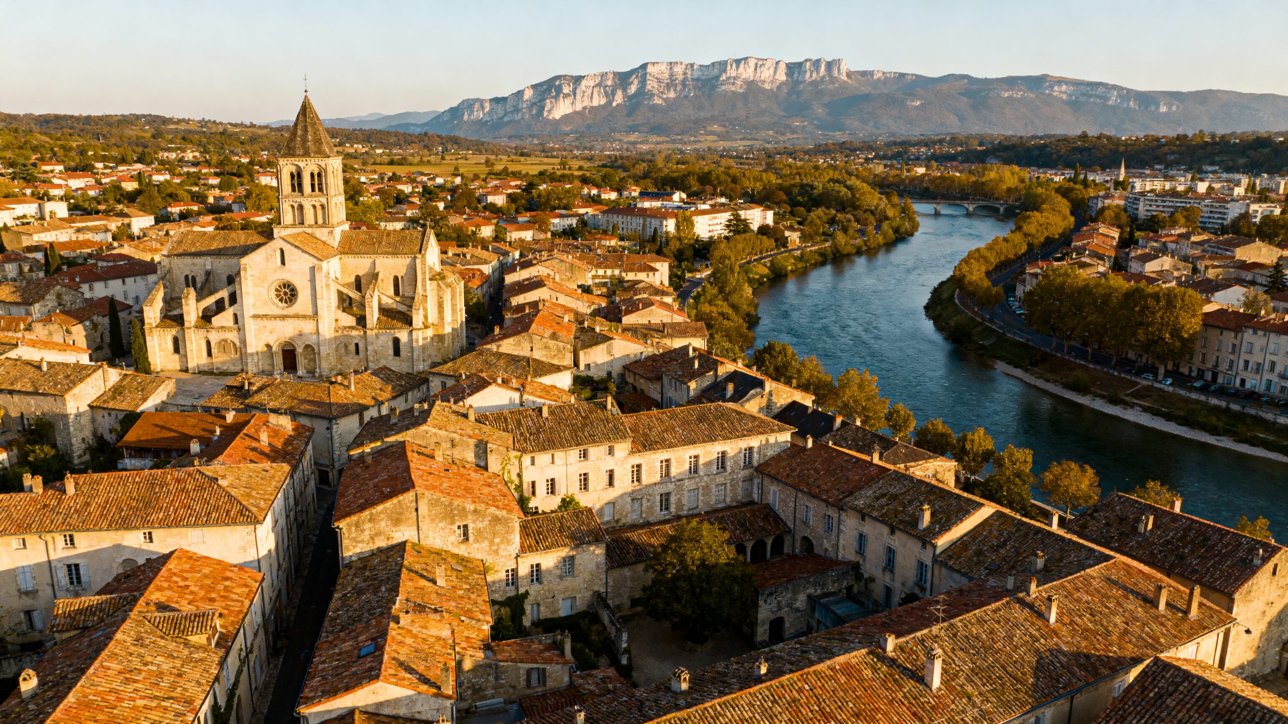 Vue aérienne de Romans-sur-Isère, Drôme nord, collégiale Saint-Barnard et rivière Isère